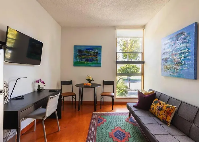 Lovely One Bedroom Guest House In Encino Village