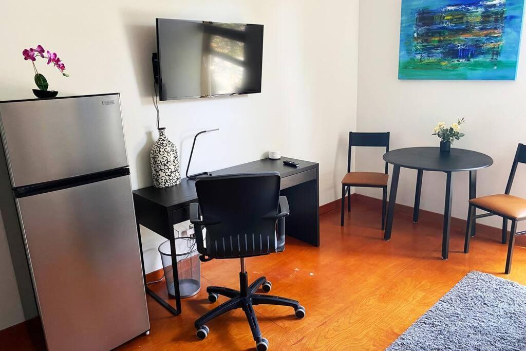 Lovely One Bedroom In Encino Village * Los Ángeles